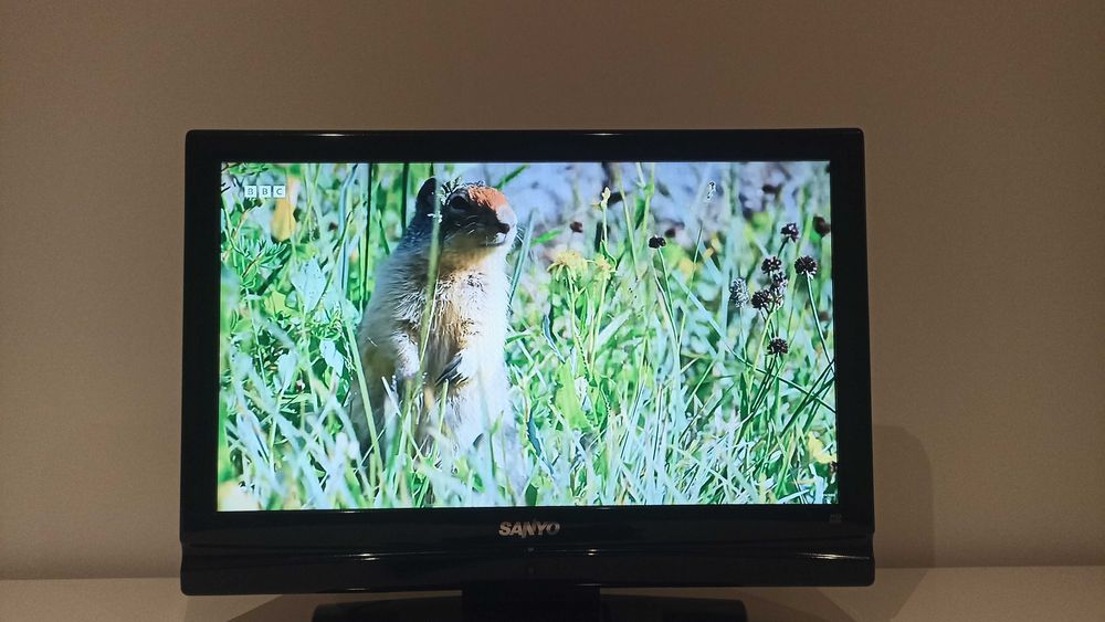 TV LCD Sanyo 19" (Modelo CE19LC80N-C/P) - Ideal p/ Cozinha ou Quarto