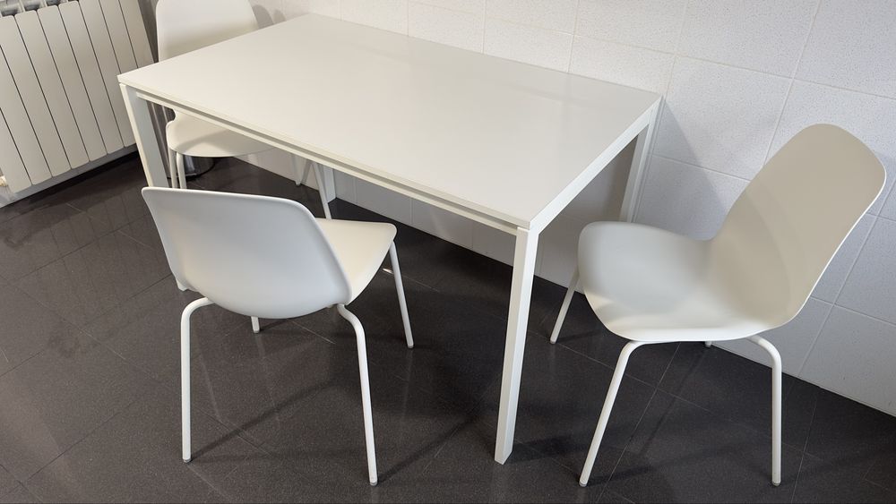 Mesa de cozinha / sala e 3 cadeiras Ikea