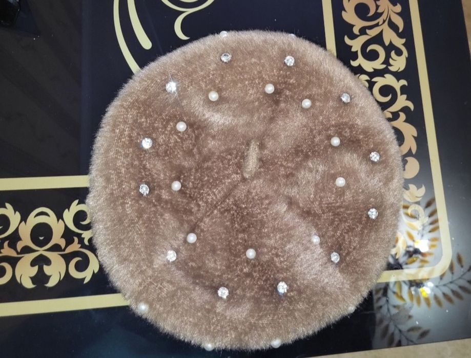 Шапка Берет с камнями и жемчугом альпака