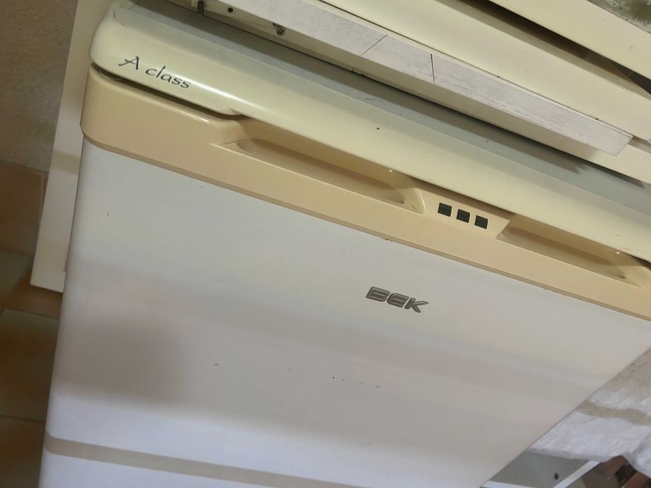 Congelador Vertical BEKO – A funcionar (Ideal para Garagem ou Peças)