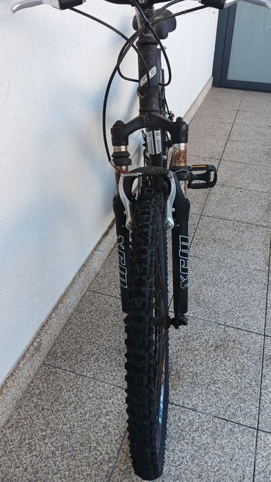 Bicicleta em bom estado so precisa duma revisao