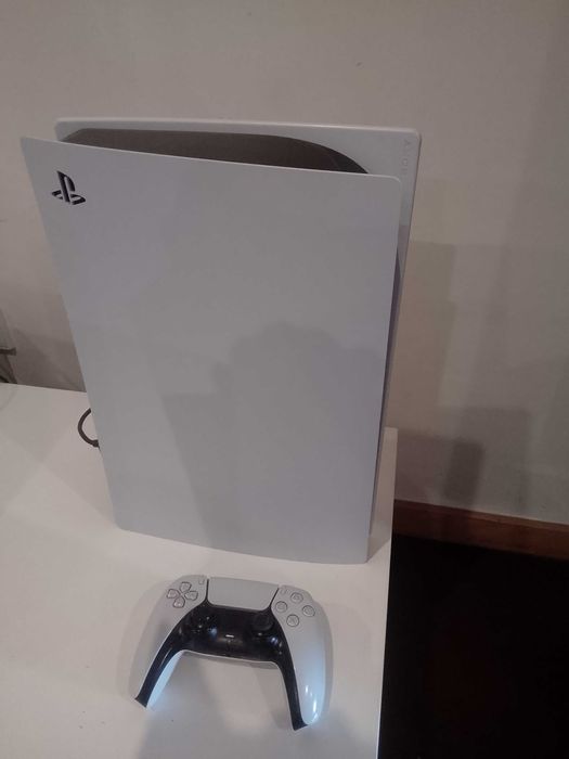PlayStation com gran turismo 7 e gta5 + comando 460€