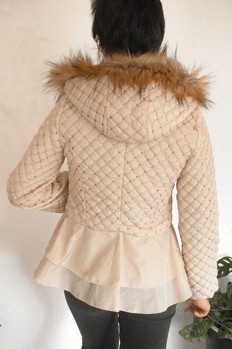 Casaco acolchoado beje com lantejoulas