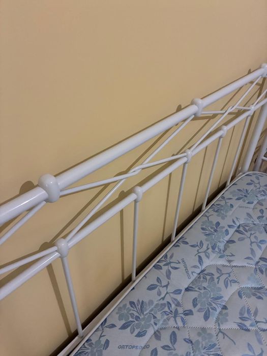 Cama com estrado e colchão