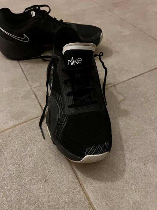 Кросівки nike.