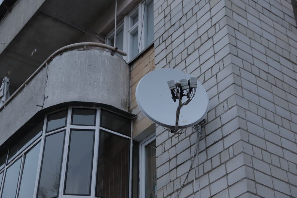 Повний робочий комплект супутникового телебачення, 2 тарілки, 3 тюнера