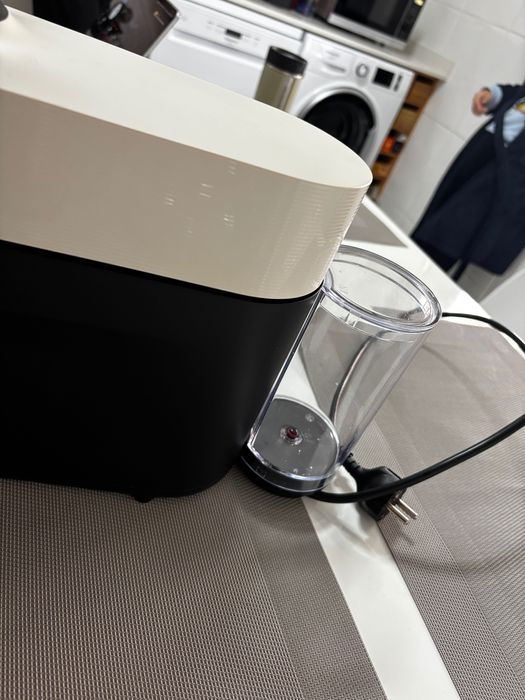 Maquina de café nespresso vertuo ( como nova )