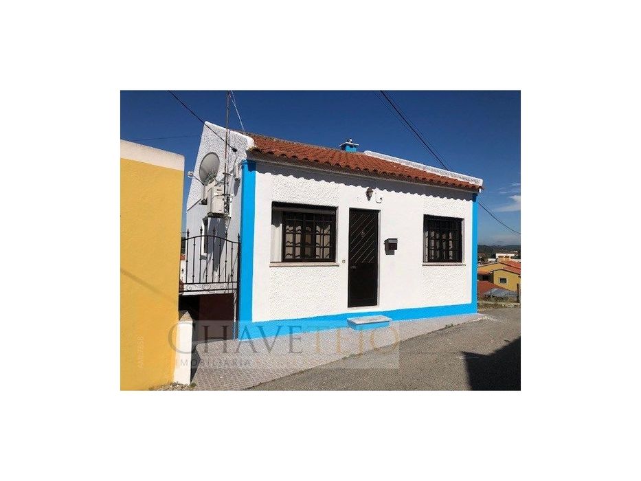 Moradia T2 com terreno em pequena aldeia. — Madalena E Beselga, Santarém