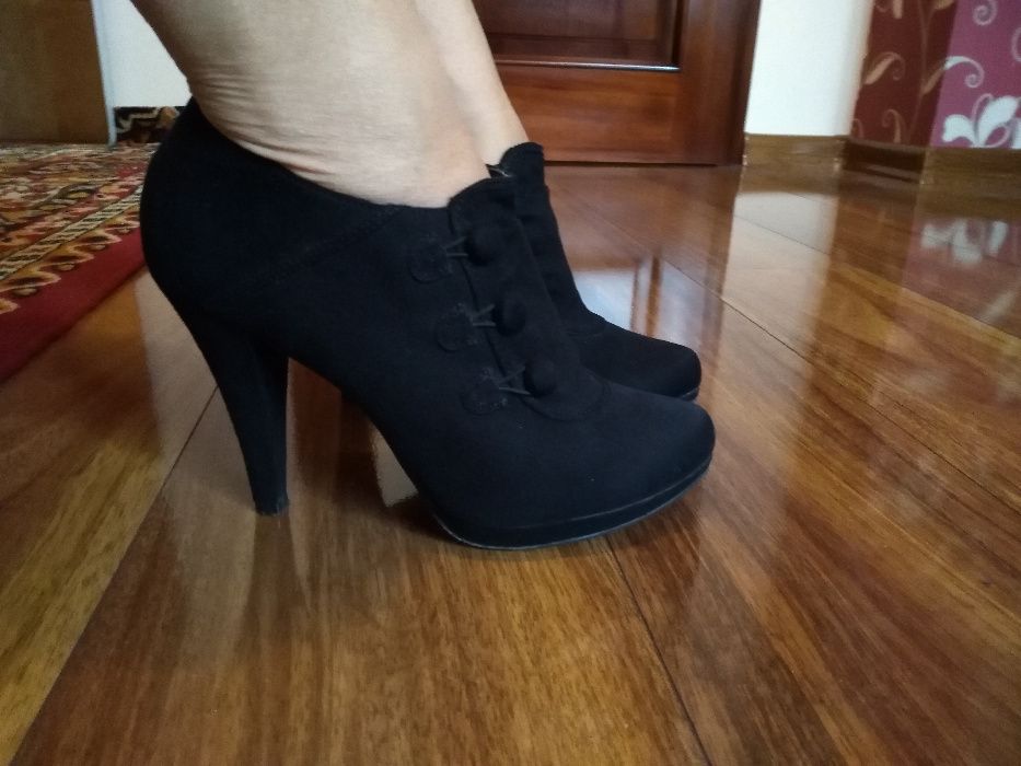 czarne zamszowe jesienne botki na obcasie Deichmann