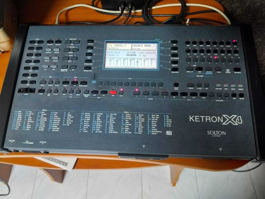 Ketron X 4 Em ótimo estado