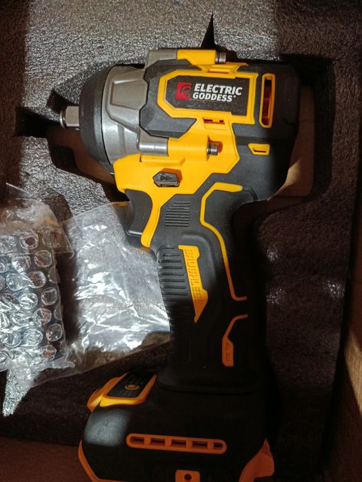 Гайковерт посадка акб Dewalt