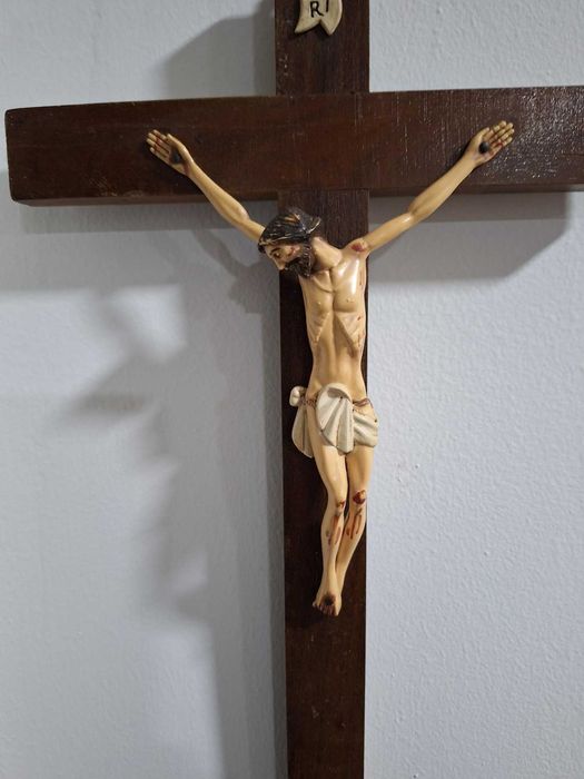 Crucifixo com cruz em madeira e Cristo em matéria resinosa