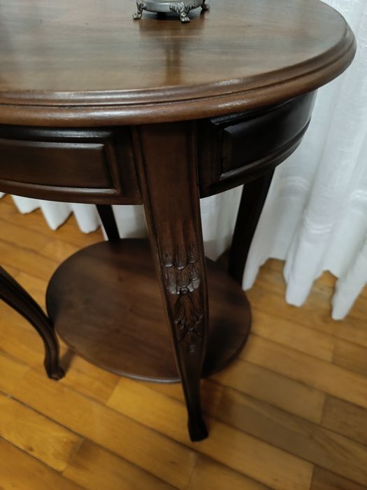 Mesa antiga de apoio restaurada estilo Luís XV em madeira de nogueira com gaveta