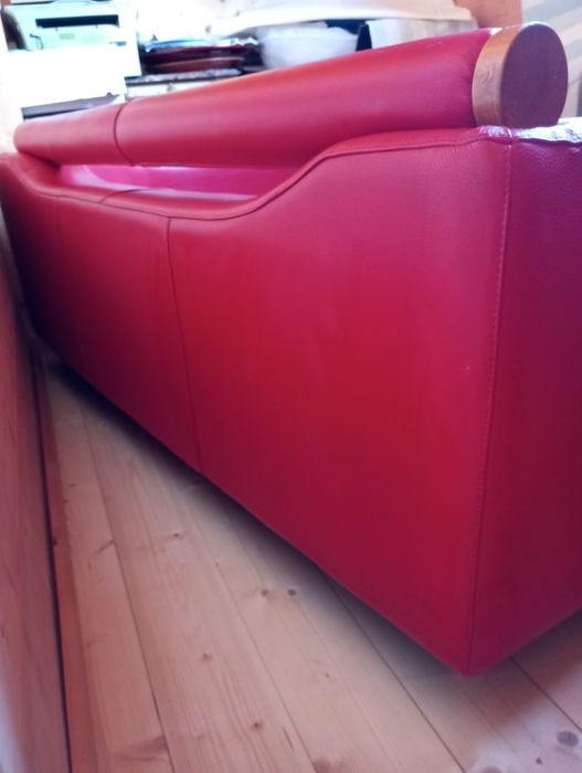Sofá em pele vermelho