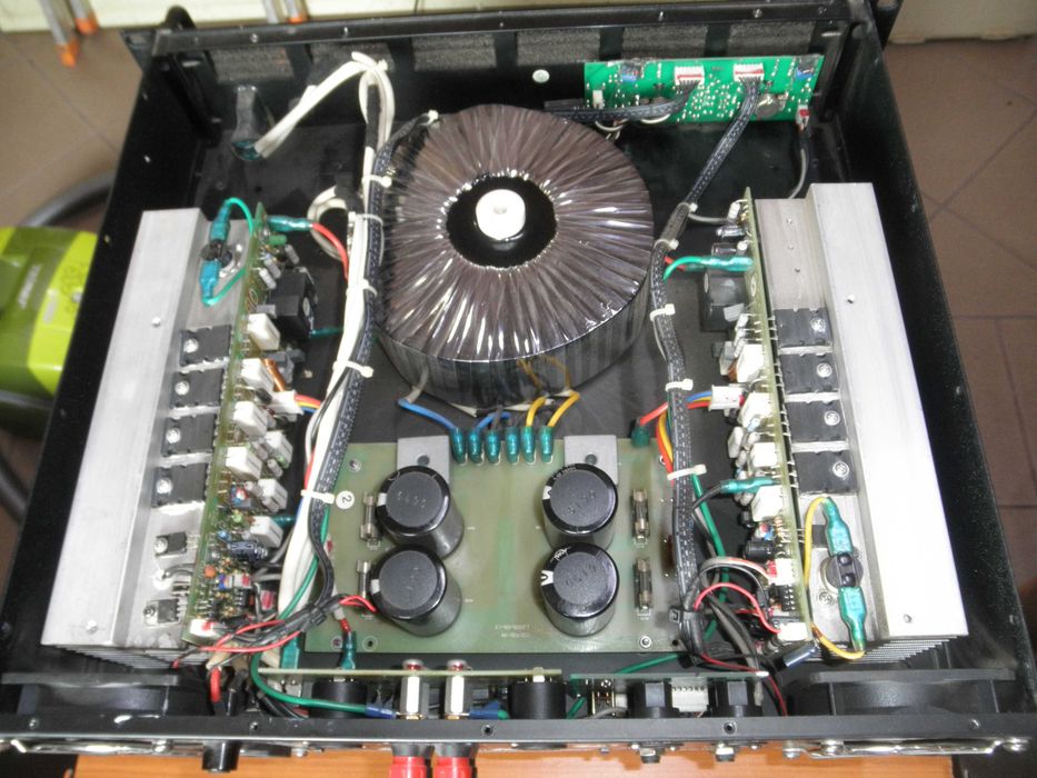 Końcówka mocy The T.amp 1050. Wzmacniacz 2x 520 W rms.