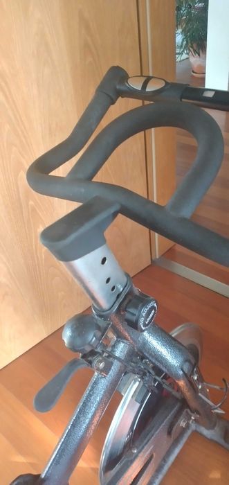 Bicicleta estática de ginasio, boa para treinar em casa.