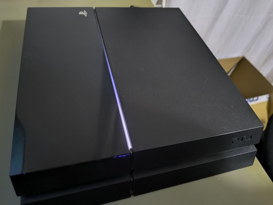 Consola PS4 com comando