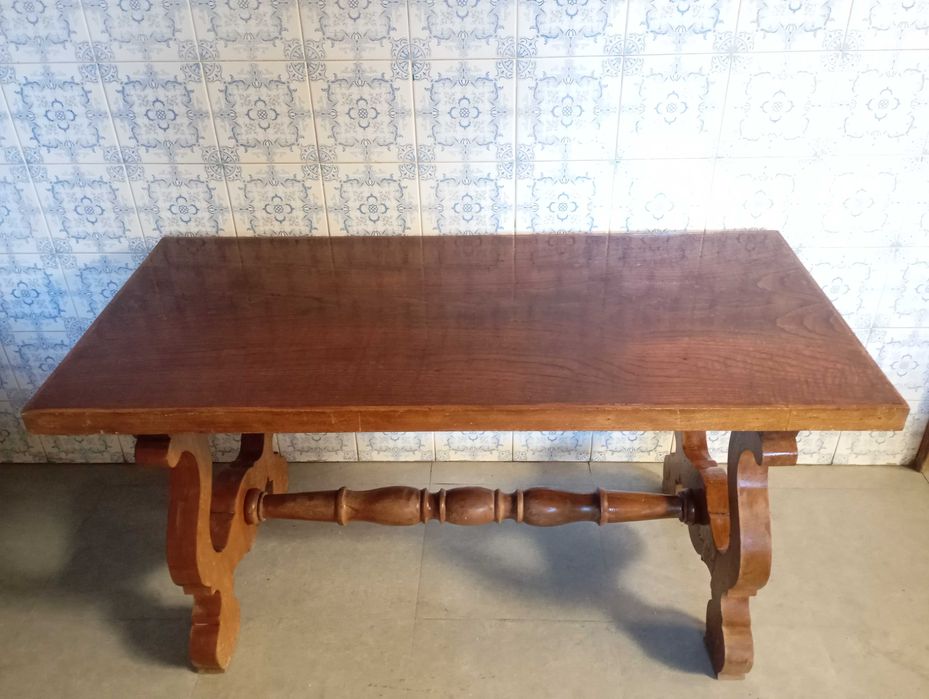 Mesa em madeira trabalhada