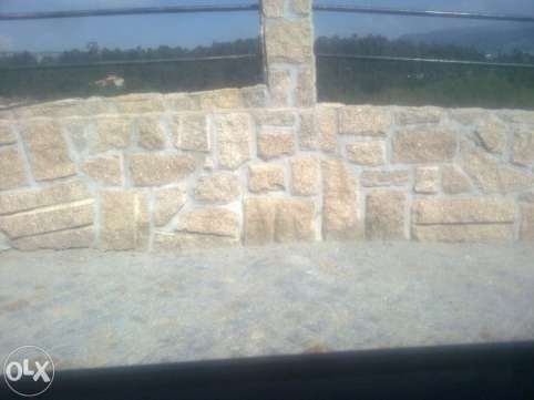 Forras toscas em granito amarelo