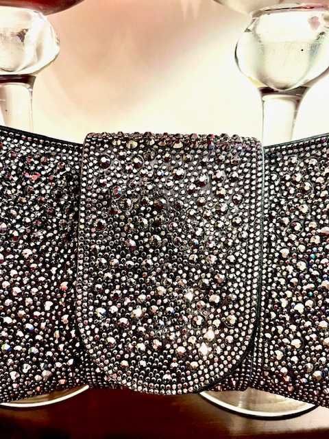 Elegancka torebka - kopertówka w kształcie wstążki z cyrkoniami