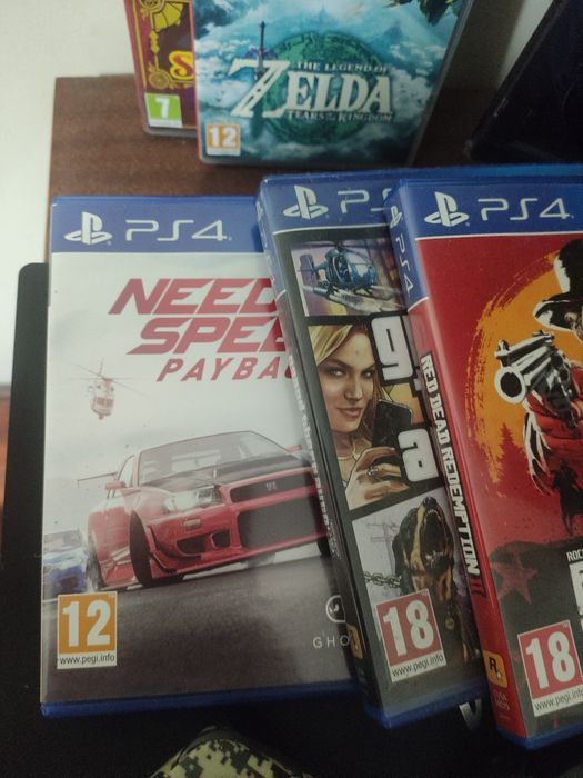 PS4 Pro 1TB 4K – Caixa Original + 2 Comandos + 3 Jogos (GTA V, RDR2)