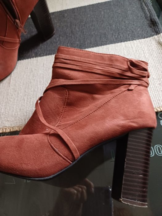 Botins cor ferrugem salto 8,5cm. Tamanho 39. Primark