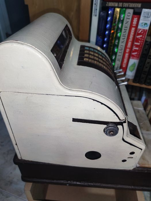 Caixa Registadora antiga a foncionar.