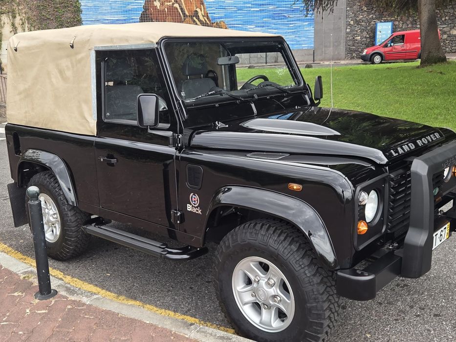 Land Rover  Defender Black Edition