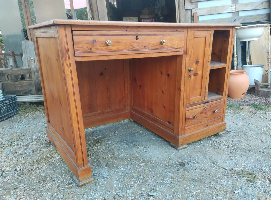 Secretária de madeira maciça em bom estado