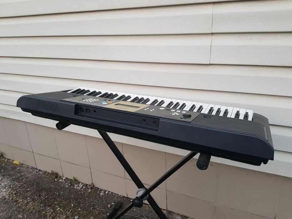 Синтезатор YAMAHA YPT-220/PSR 70 на 61 динамічну клавішу, б/у