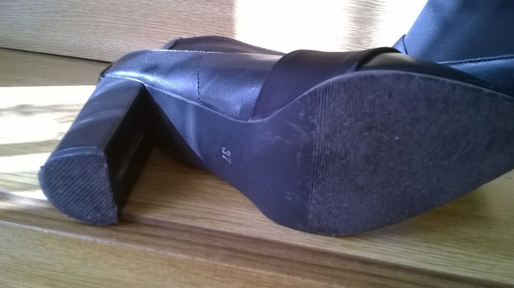 Wiosenne buty czarne na słupku rozm.37.