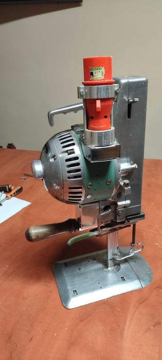 Nóż krawiecki do cięcia materiału lub pianki