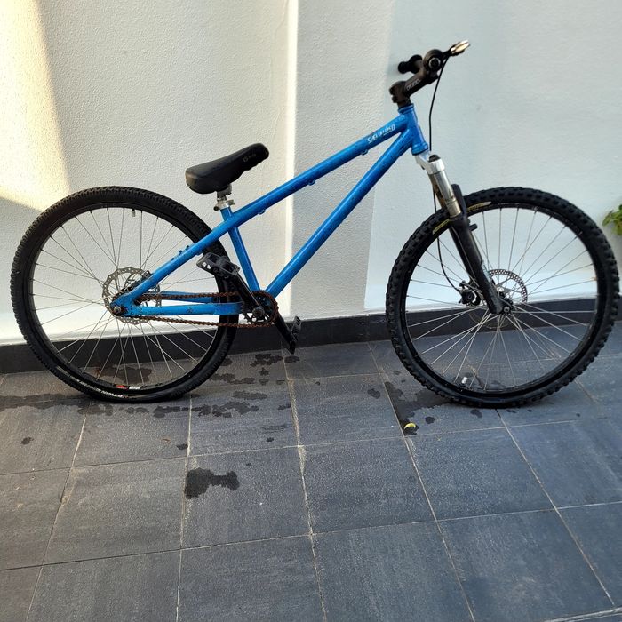 2 bicicletas, uma btt e uma dirt bike