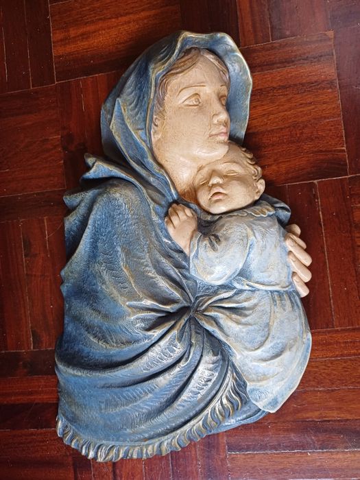 Imagem de Nossa Senhora com o menino Jesus ao colo para pendurar