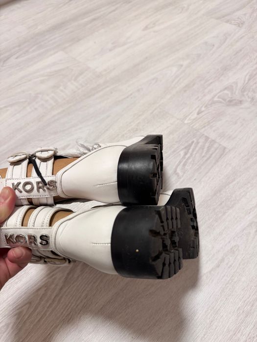 MICHAEL KORS
Ботинки/Черевики Michael Kors Benson Boots - White