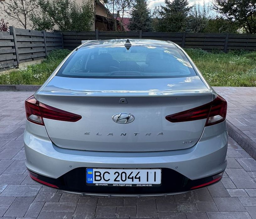 Автомобіль Hyundai Elantra 1.6 2019 рік