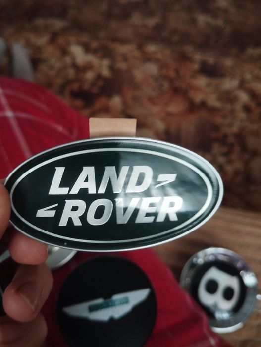 Автомобільні значки, привезені з заводу.