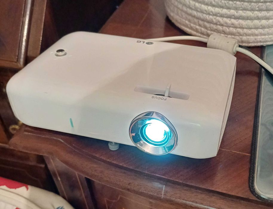 Almost new projector. Used very little, only for video games.64284292450818121