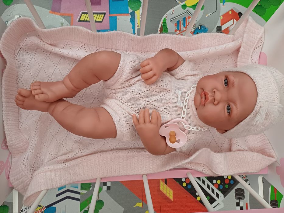 Boneca com roupa e cama