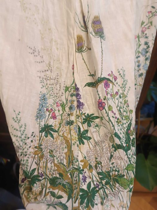 piękna baiał długa spódnica z motywem kwiatów