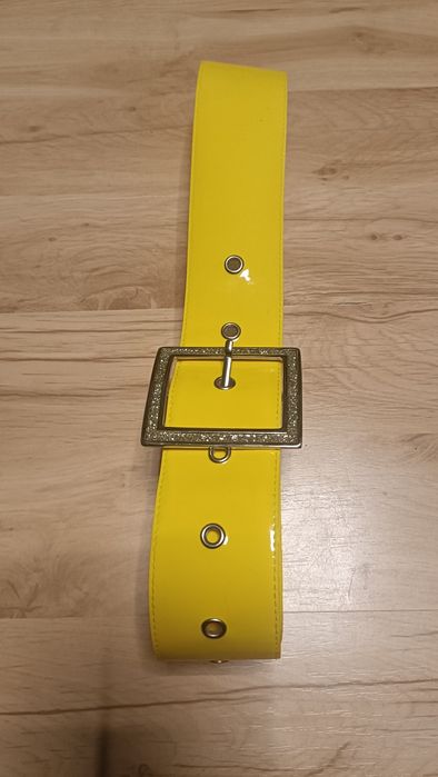 Lakierowany Szeroki Nowy Żółty pasek długość 108cm. Duża kryształowa k