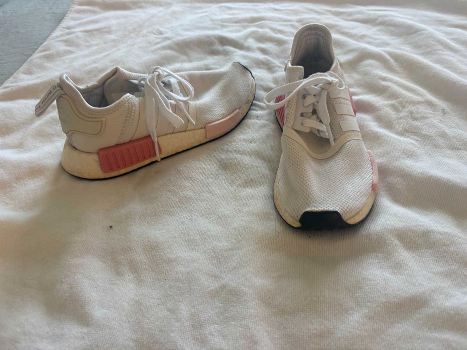 ténis Adidas NMD_R1, em malha branca com detalhes em rosa. fr 36