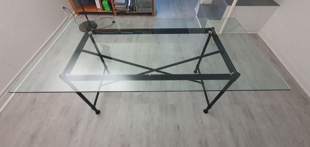 Mesa em vidro com base metálica