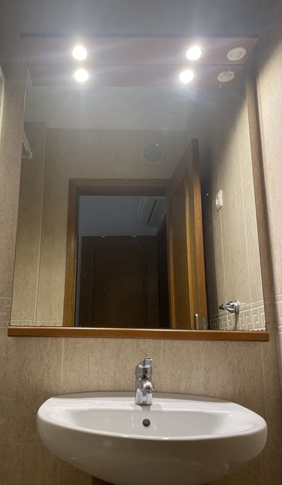 Espelho grande com luzes