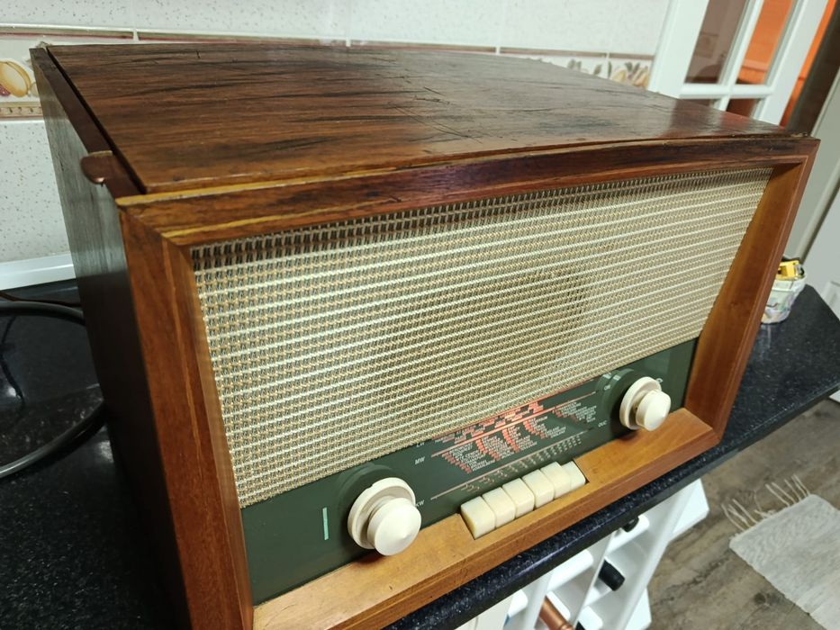Rádio e gira discos antigo a funcionar
