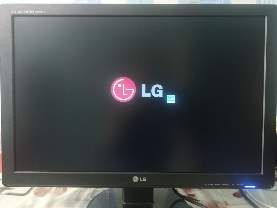 Монитор LG Flatron W2241S-BF.
