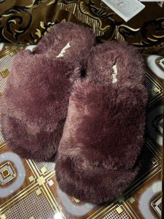 Це бордові домашні капці зі штучного хутра
