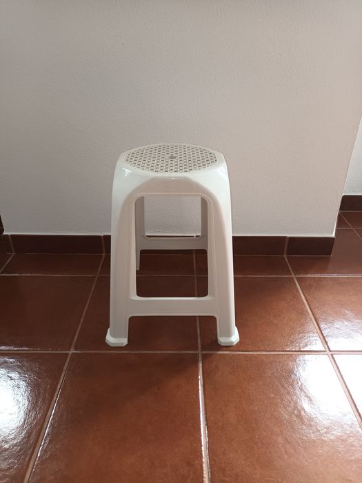 Banco branco de plástico pequeno