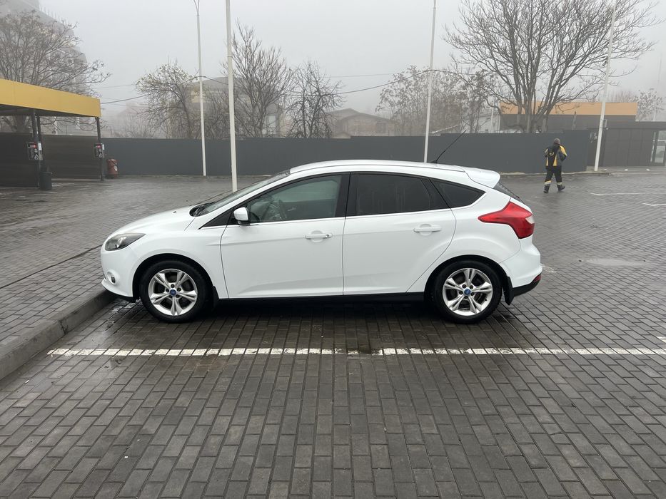Ford Focus 3 хэтчбек 2012 1.6 газ/бензин