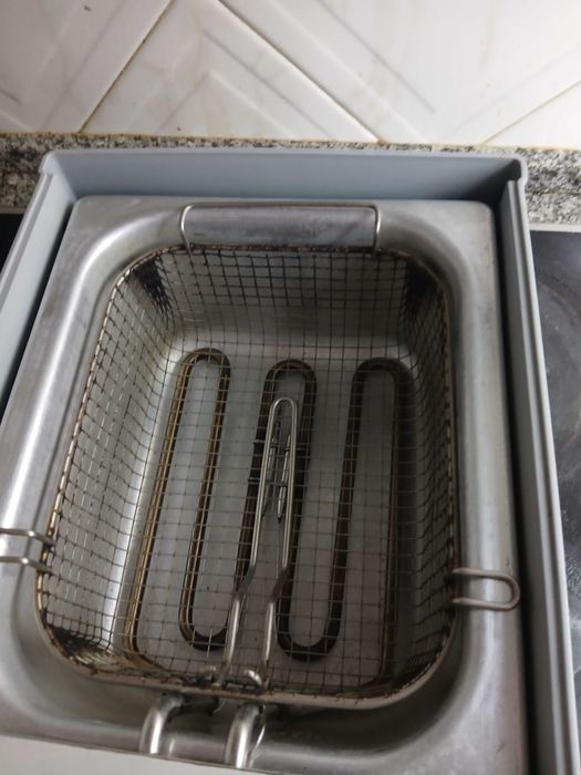 Fritadeira elétrica perfeitamente funcional.